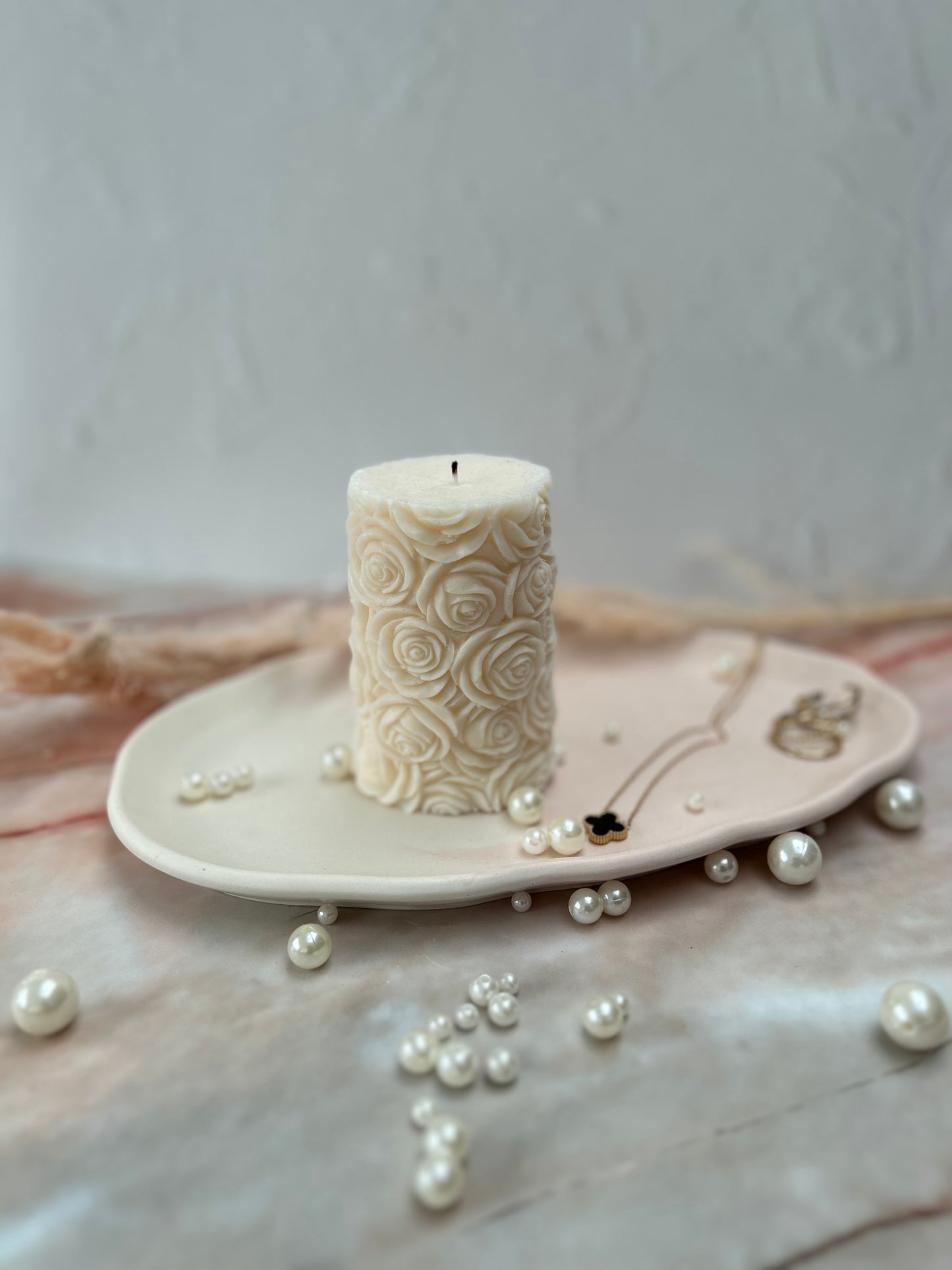Las Flores with jewellery pieces on Ovalo plate